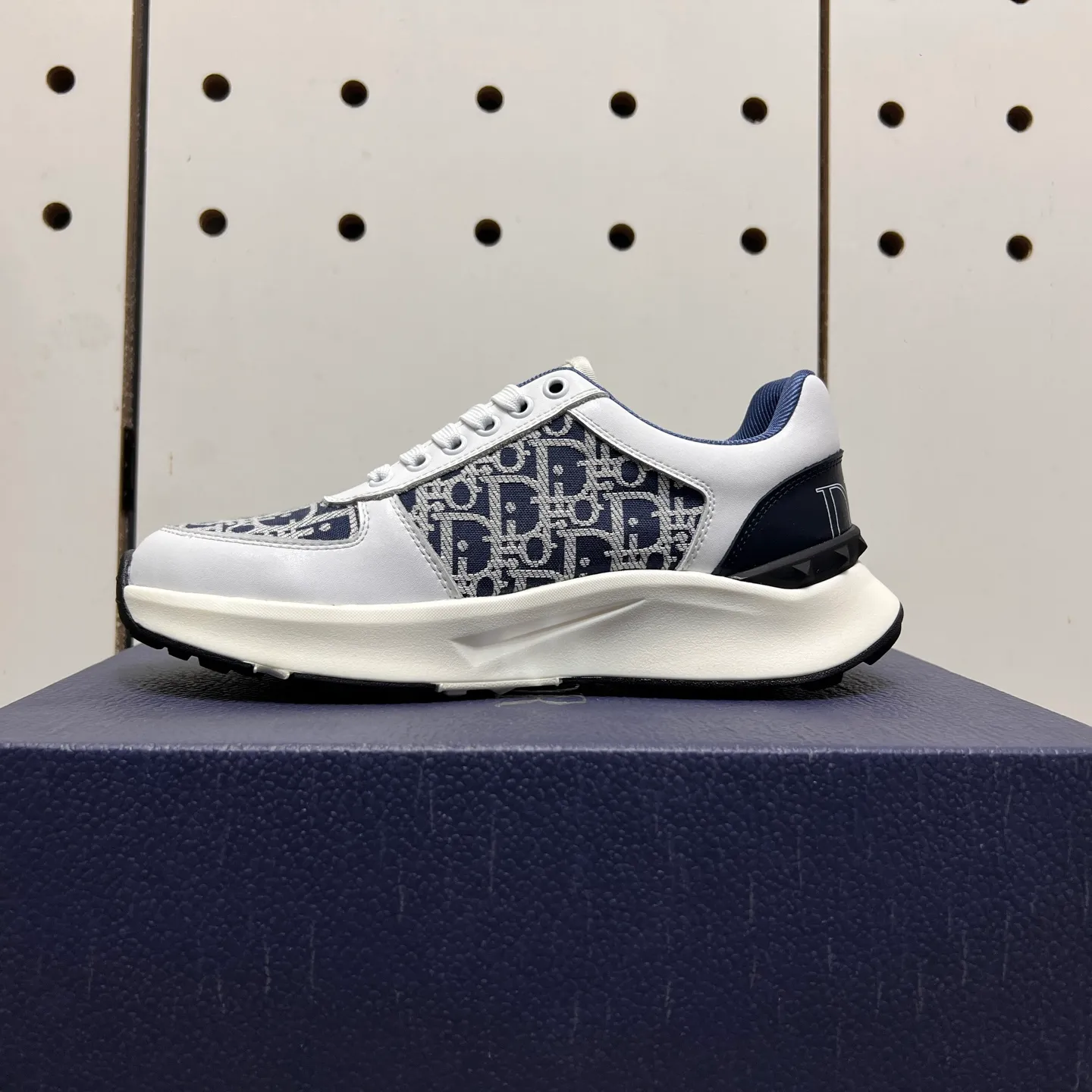 Factory price: 438💰Dior original quality.~ Unique modern style sneakers. 🏃A must-have casual shoe for trendy men😍😍 Imported cowhide fabric, sheepskin foot pads (refuse to discolor and grind feet) soles: Original soles specially provided by the original factory, French lazy style design ⚠️Fit to the feet, original quality, super comfortable original soles. Just like shooting the real thing 🎬The real thing is better, high-quality sneakers, size: 38-44 (45 and 46 can be customized)
